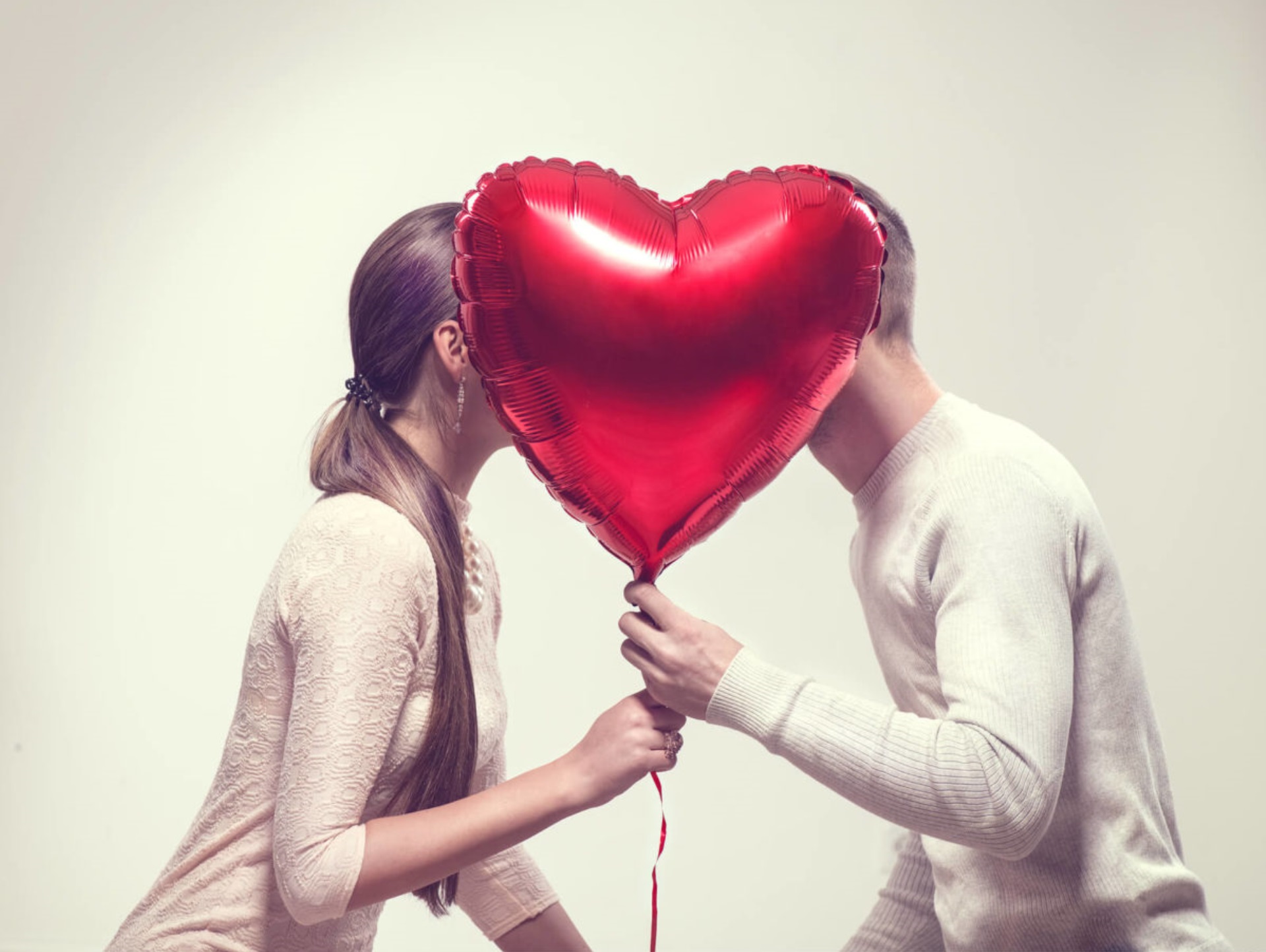 Forget the classic chocolates or bouquets of flowers, this year surprise her with something she doesn't expect. We present you the perfect guide with which you will surely succeed! Forget the classic chocolates or bouquets of flowers, this year surprise her with something she doesn't expect. We present you the perfect guide with which you will surely succeed!